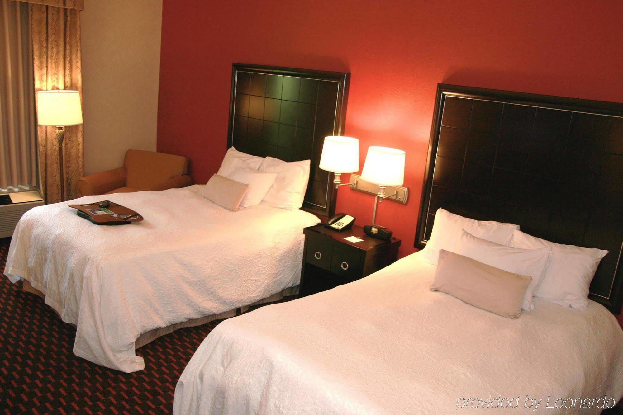 Hampton Inn Mount Pleasant Room photo