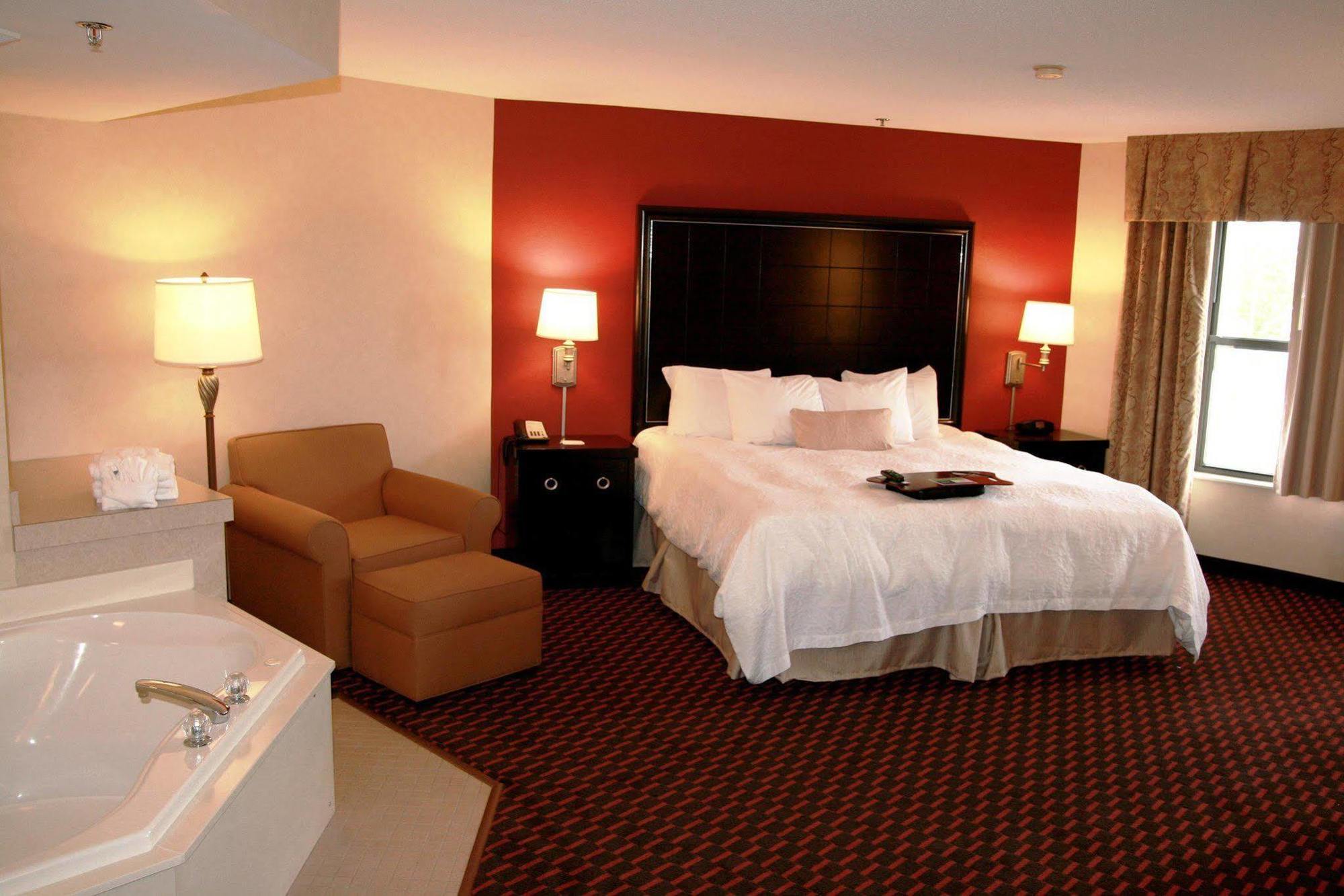 Hampton Inn Mount Pleasant Room photo