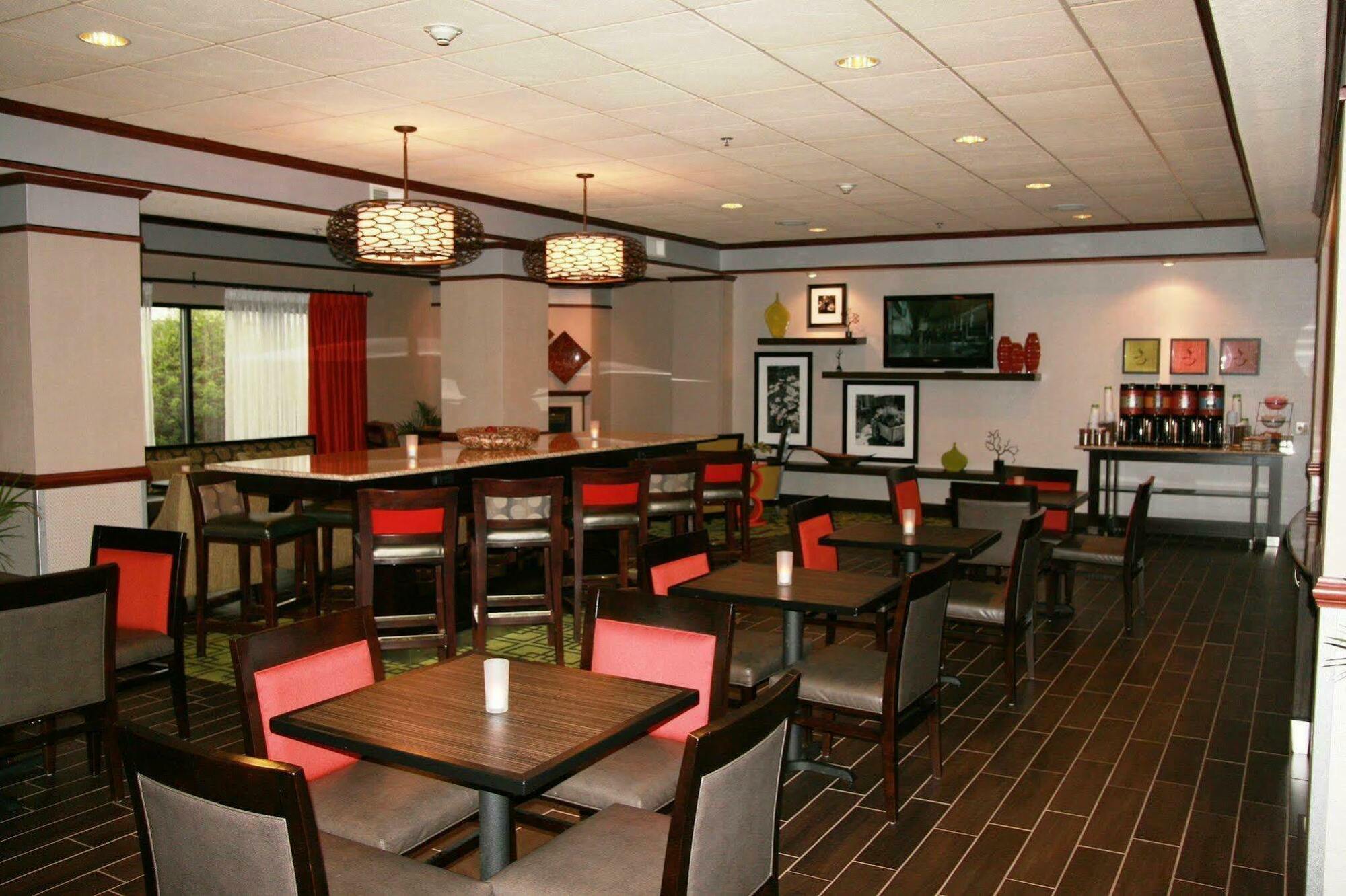 Hampton Inn Mount Pleasant Restaurant photo